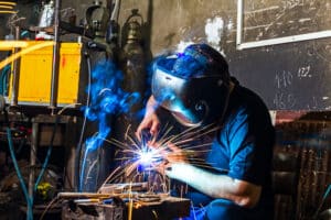 Schweißer in der Werkstatt