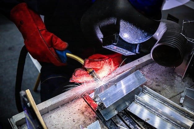 A welder is using MIG weld for aluminum